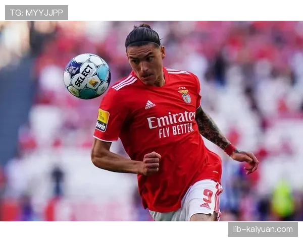 努涅斯与卡瓦尼跑位效率及风格差异解析：现代冲击型前锋与传统九号位的战术适配性对比