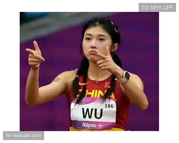 吴艳妮赛前涂指甲油的样子，真不像个练田径的